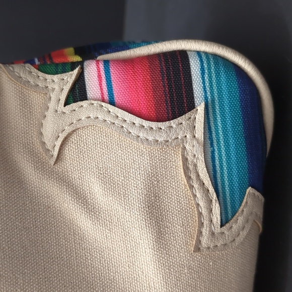 Cowgirl Trendy Women's Western Ivory Concealed Carry Crossbody Bag. - Picture 11 of 16